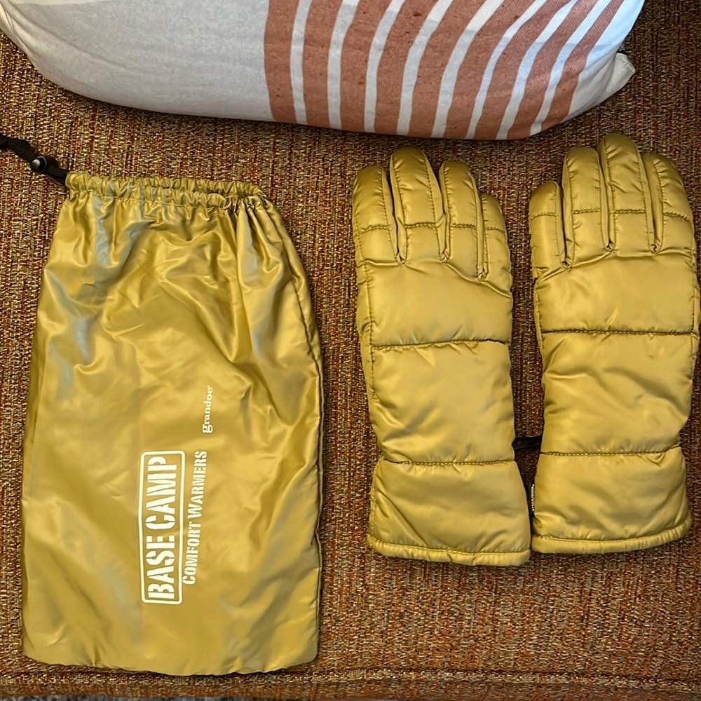 NWOT Base Camp Comfort Warmers Grandoe gloves